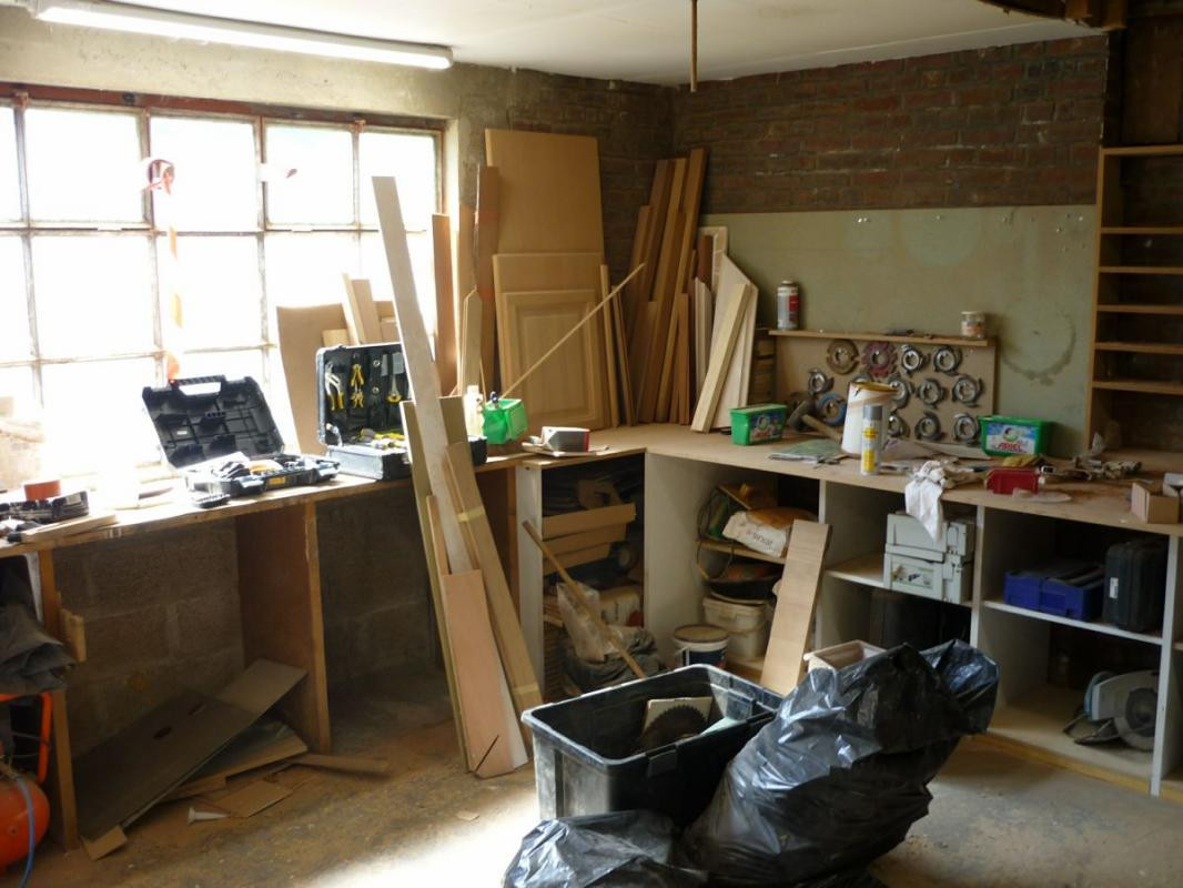 LISIEUX, atelier d'env.75 m² ave 1 place de stationnement