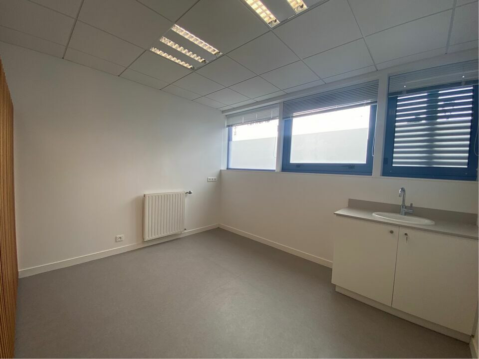 LOCAL PROFESSIONNEL / BUREAUX A LOUER