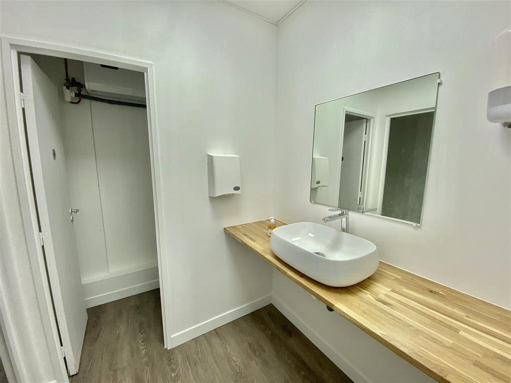 A proximité du centre-co SO OUEST, à louer un local  de 277m² avec une belle HSP