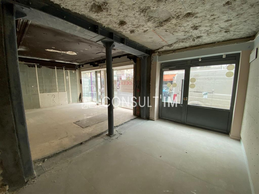 LOCATION PURE rue de Sèvres, une boutique de 84m² avec linéaire de vitrine de 9m