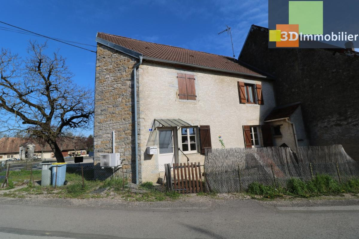 Vends petit immeuble en pierres, bon état avec 2 appartements de 56 et 58m² avec cave, petite cour au centre de Mont sous Vaudrey