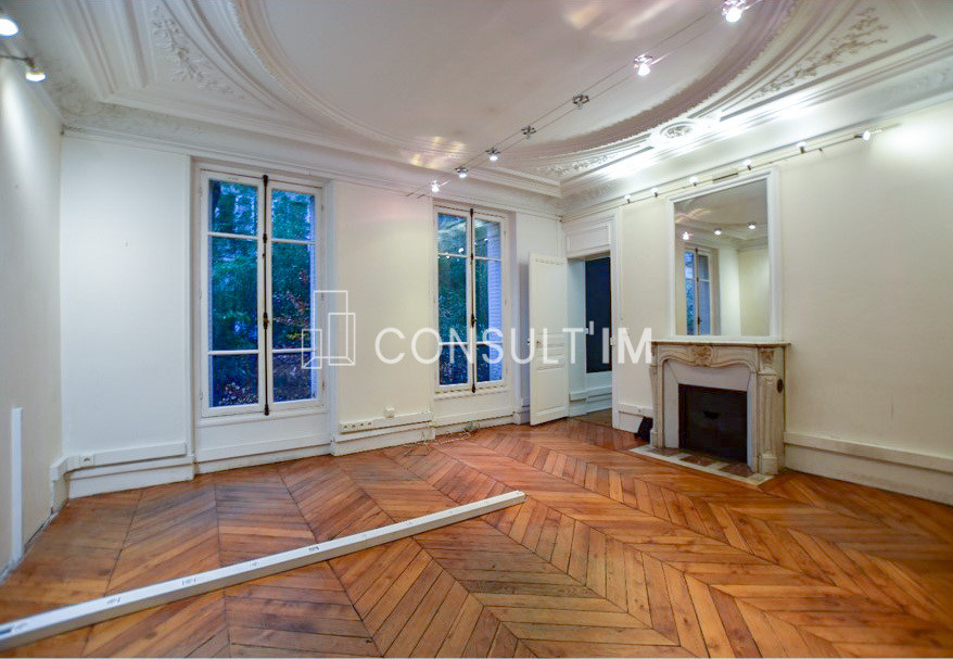 Bureaux calmes avec parquet, moulures et cheminées à louer dans le 17ème arrondissement