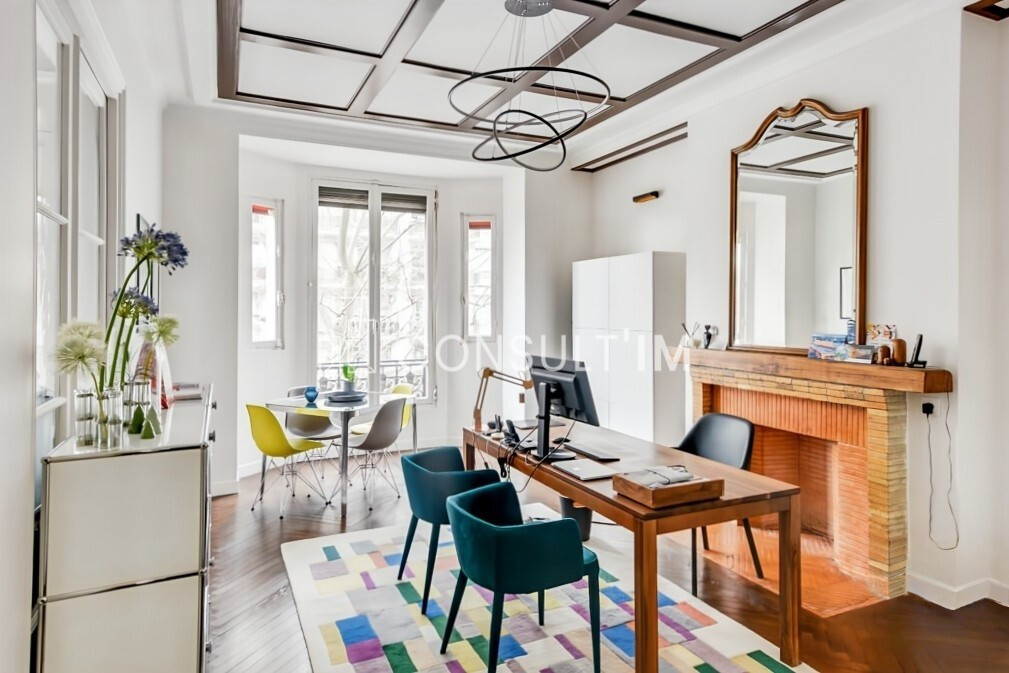 A louer bureaux livrés rénovés avec parquet, moulures et cheminées