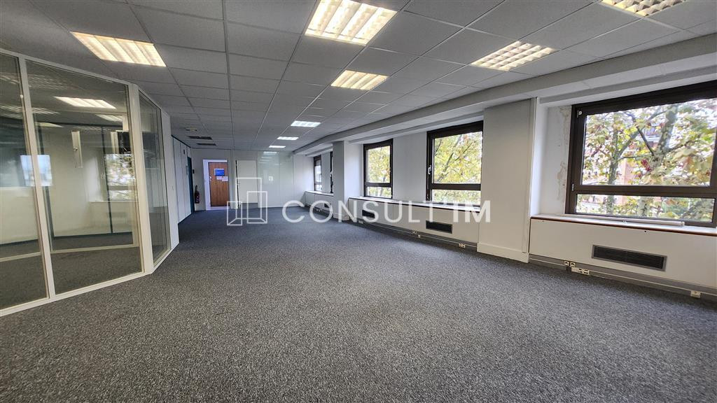 A louer bureaux en bon état à la frontière entre Courbevoie et La Garenne Colombes