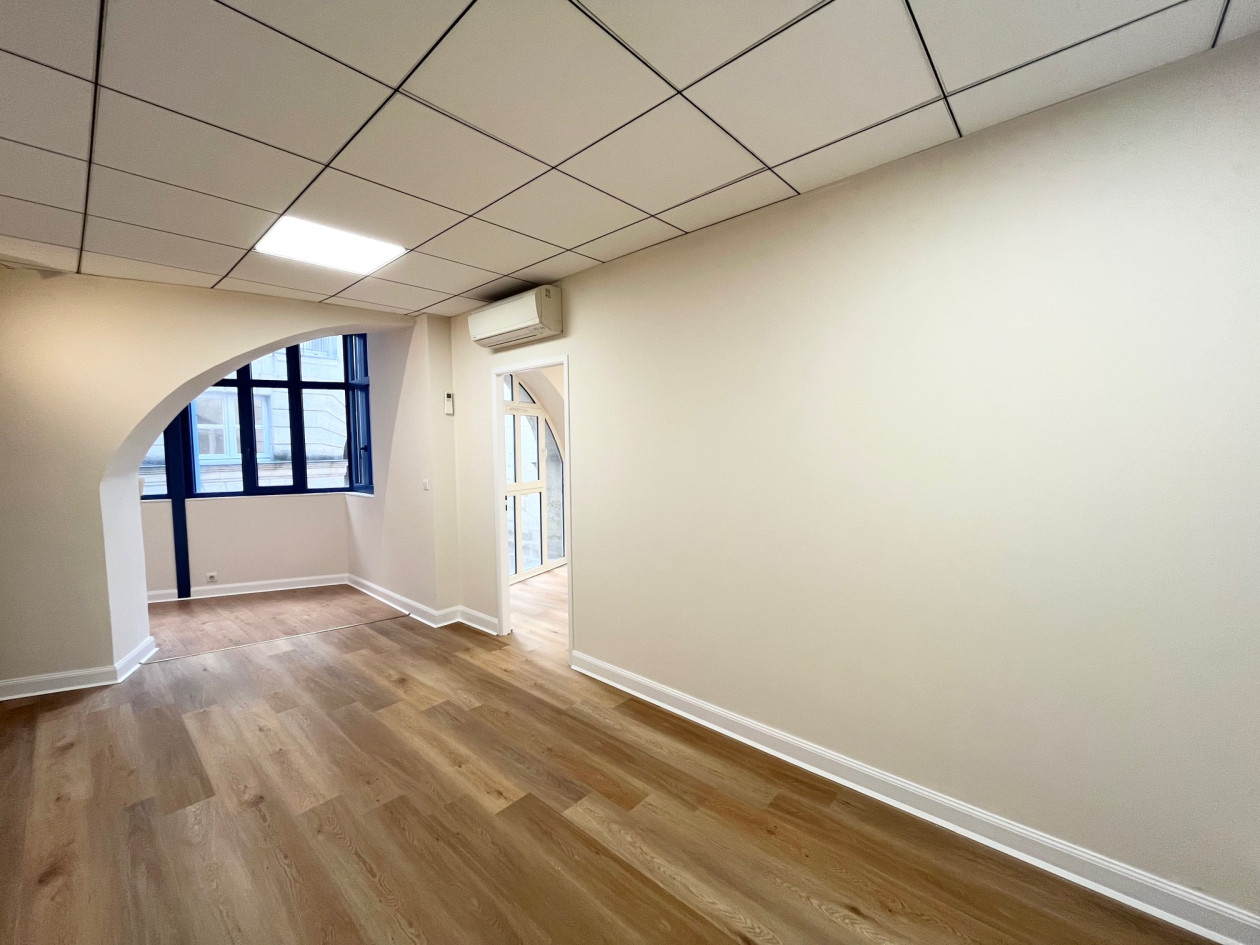 BORDEAUX JARDIN PUBLIC - LOCATION BUREAUX 134 M² AVEC COUR