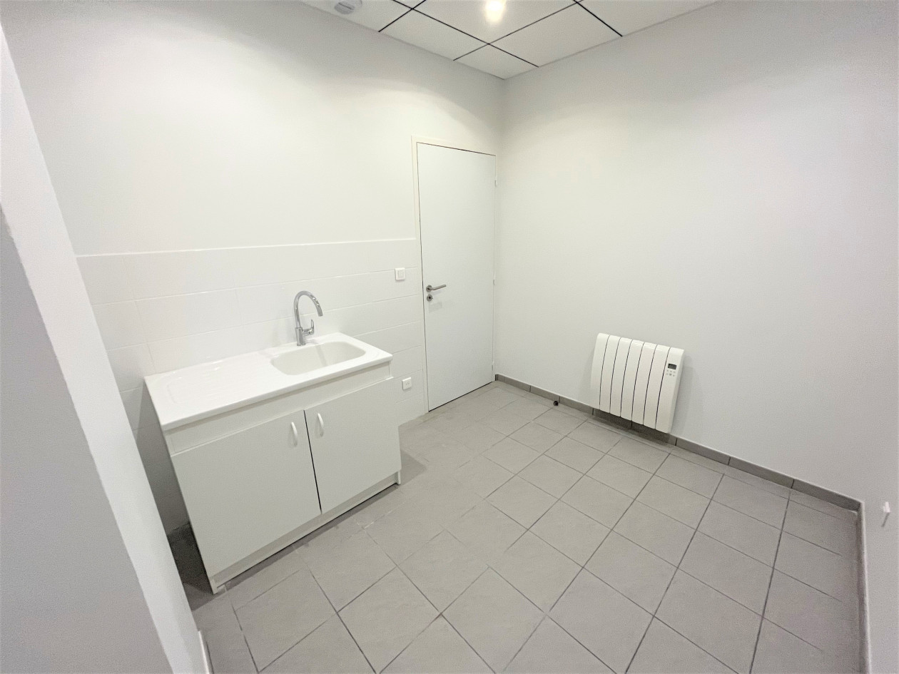 AGEN CENTRE - LOCATION LOCAL PROFESSIONNEL RÉNOVÉ CLIMATISÉ 111 M²