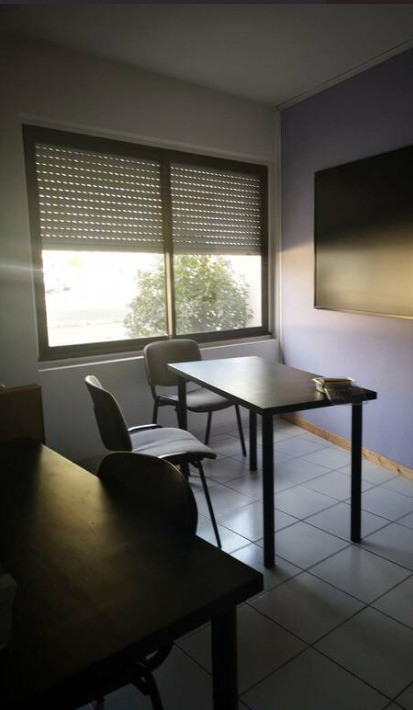 Bienvenue dans cette opportunité exceptionnelle d’investissement ! local professionnel de 72 m² situé à Villeneuve-lès-Avignon (30400), au cœur d’une zone commerciale et médicale dynamique