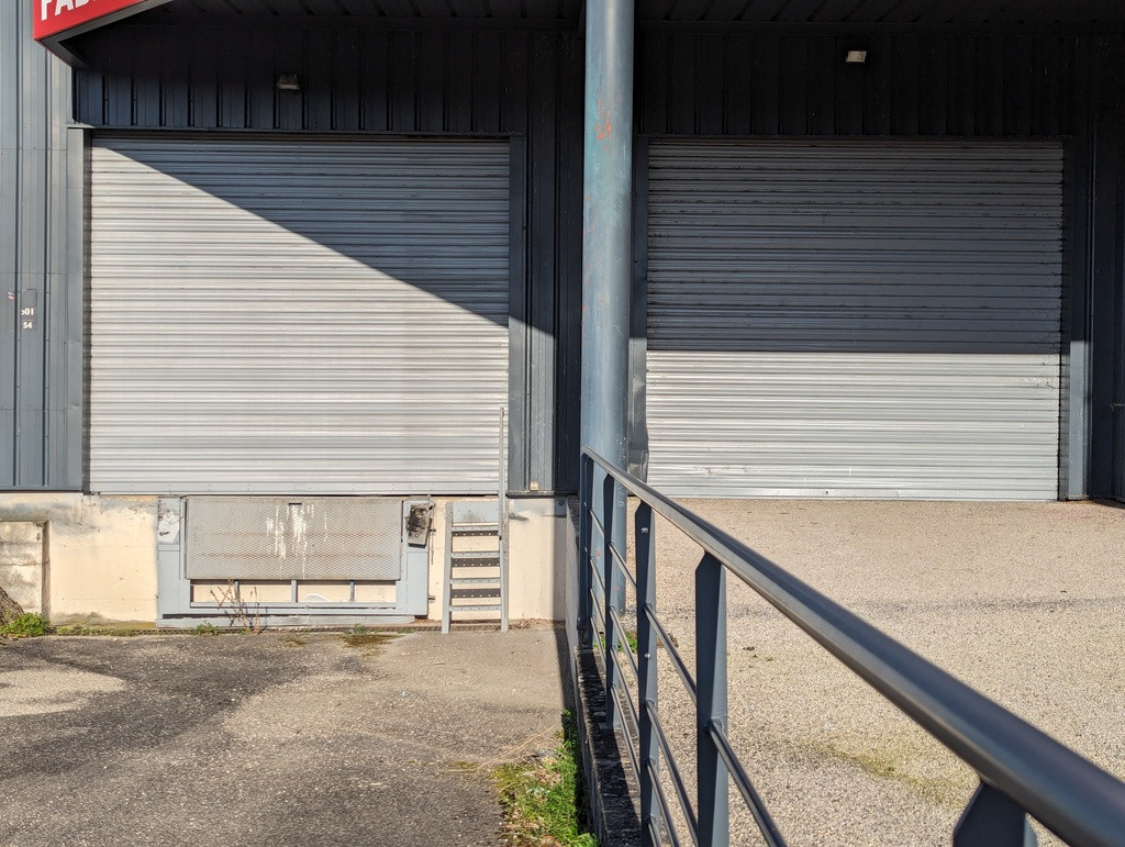 LOCAL CENORD 300 m² avec QUAIS PL + BUREAUX + PARKING 10 PL