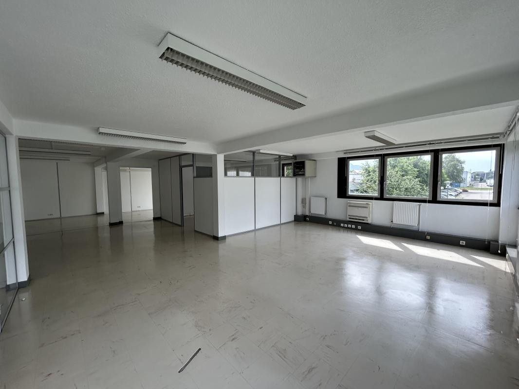 Location - Bureau - 135 m² - 20 655 €/an HC HT -