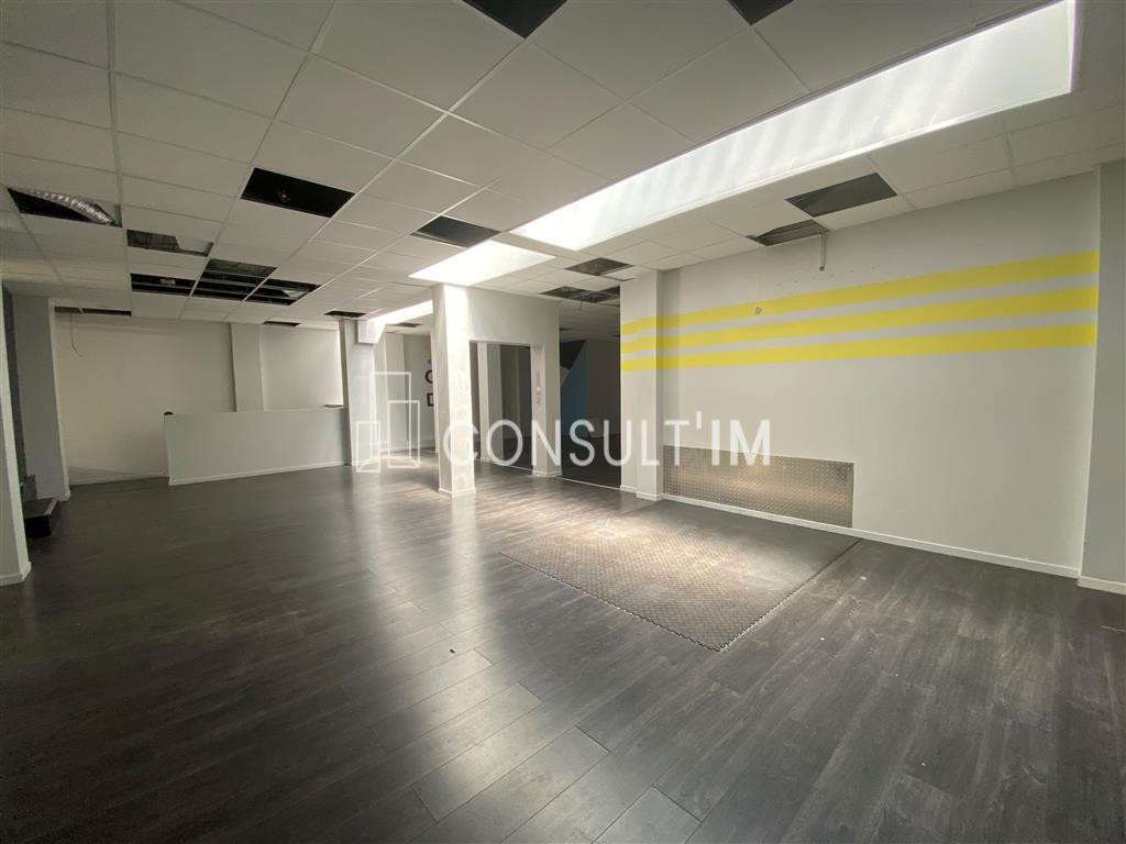 En location pure sans pas de porte ni cession, boutique de 308 m²