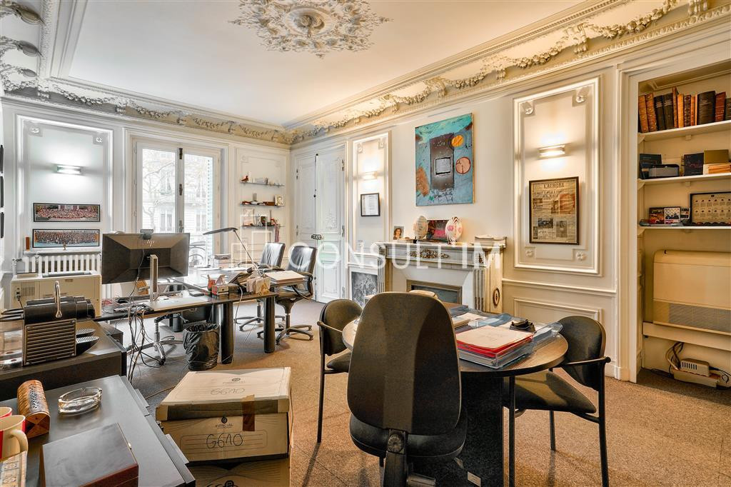 Beaux bureaux  A VENDRE dans un immeuble haussmannien de très bon standing
