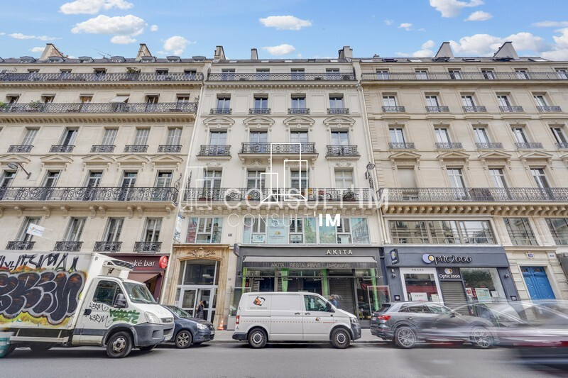 A deux pas de la Place de l'Opéra, bureaux avec moulures et cheminées