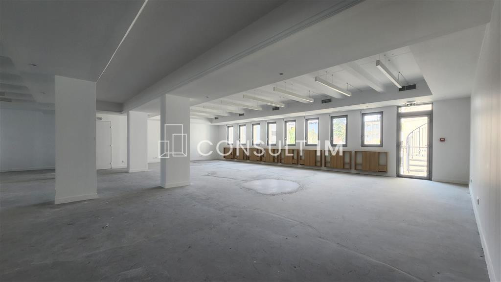 Plateau de bureaux en étage élevé livré rénové. Bureaux fonctionnels et lumineux