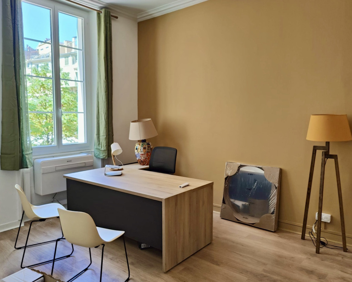 Grand bureau médical à louer dans un cabinet de groupe, en zone franche à Toulon!