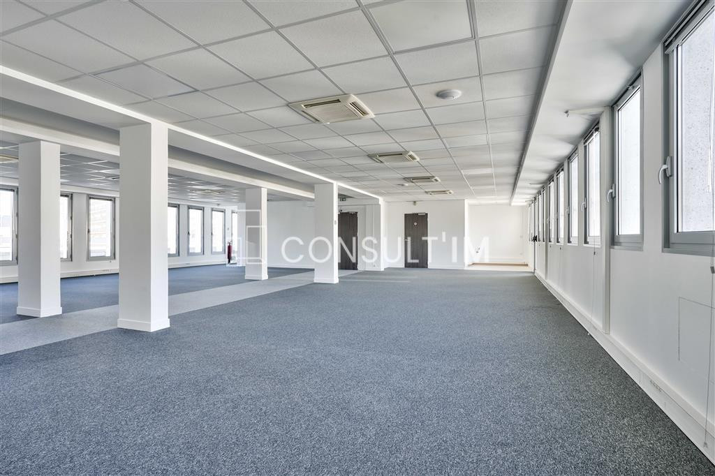 Plateau de bureaux livré rénové. Bureaux fonctionnels et lumineux