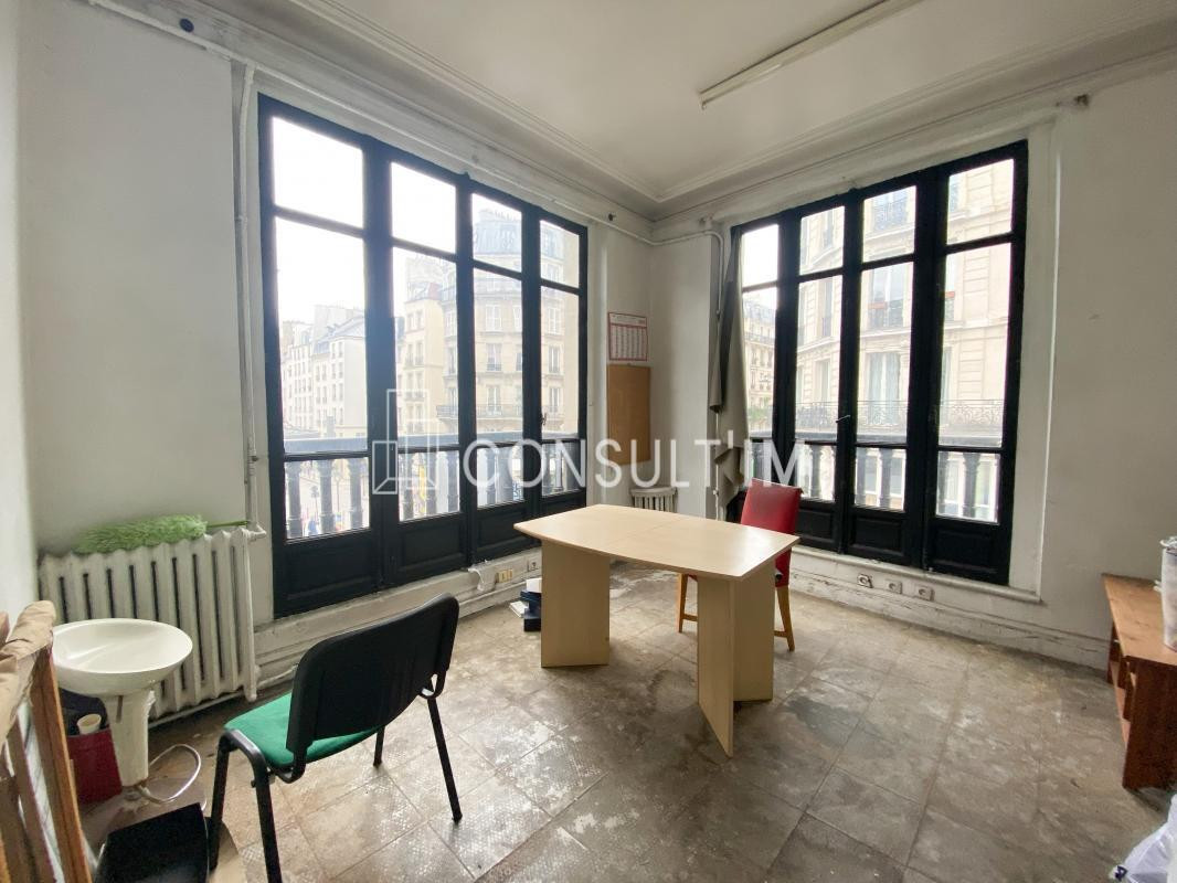 Dans un immeuble cathédrale, à louer bureaux de 54m²
