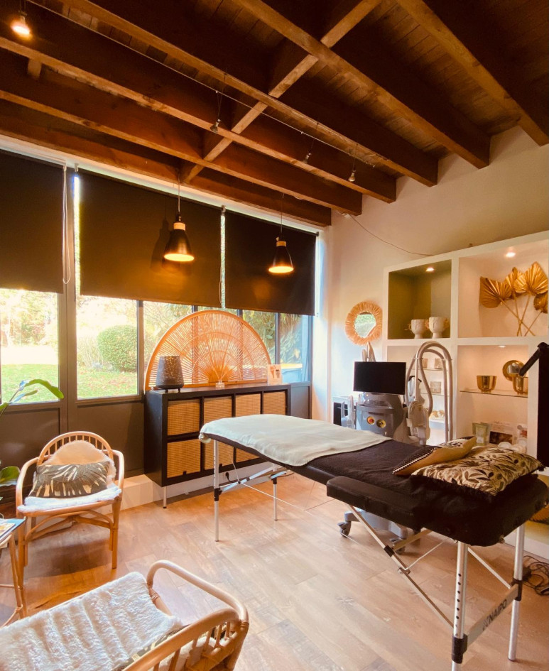 Local avec salle de soins aménag, salle d'attente et espace de vente