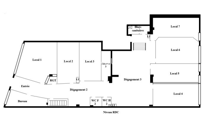 En exclusivité, à vendre des locaux de 433 m² carrez + parkings et boxes