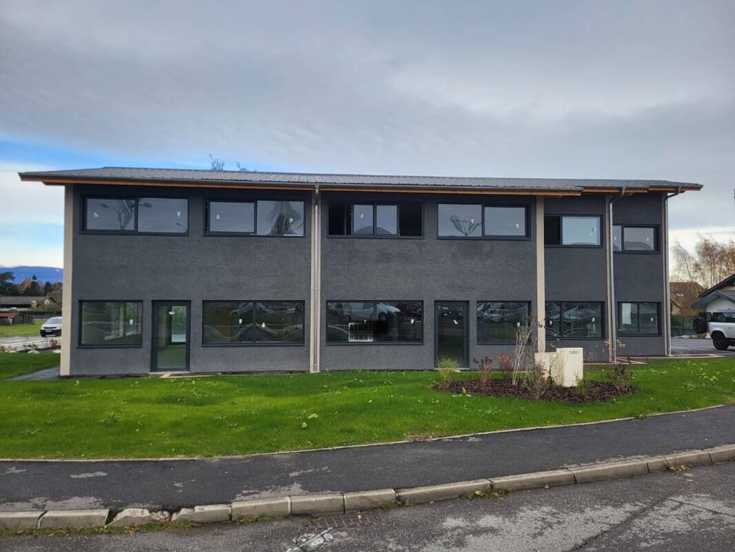 MURS COMMERCIAUX NEUFS LIBRES en Duplex de 86 m² environ -LOT 1  - DOUVAINE