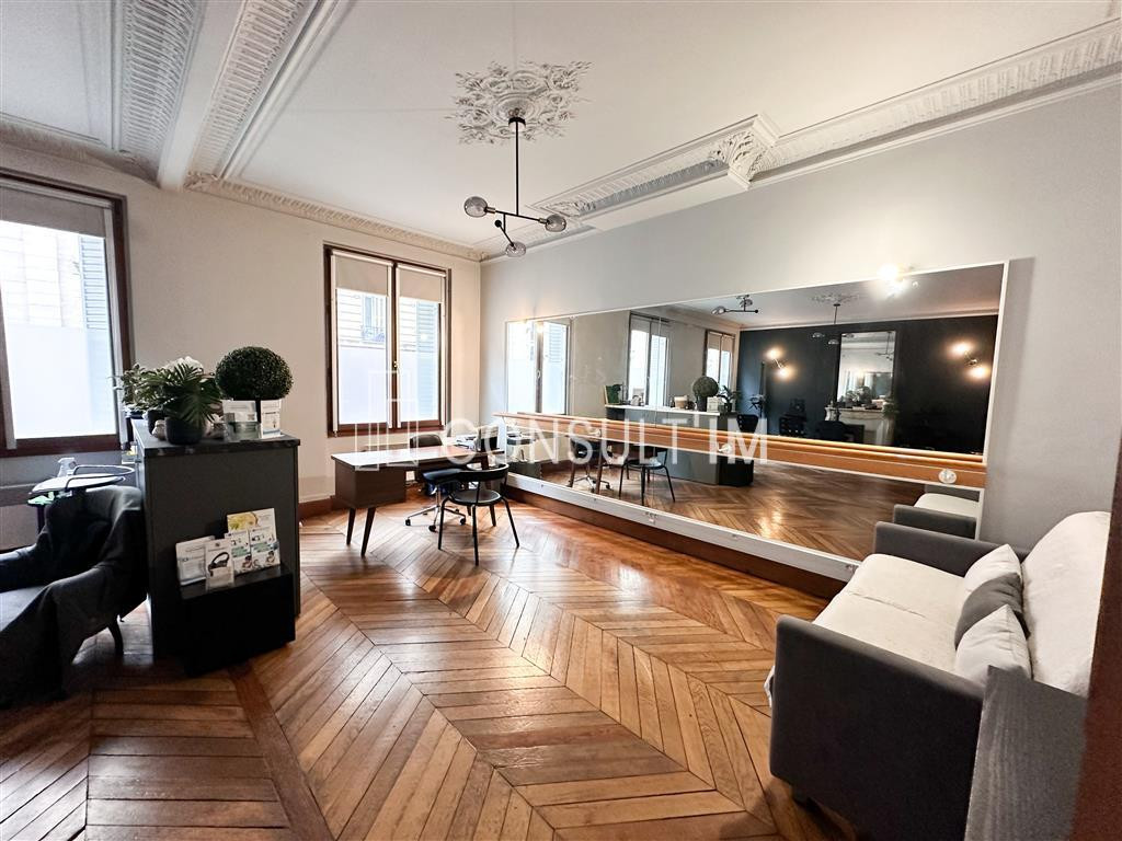 A louer bureaux en excellent état avec parquet, moulures et cheminées