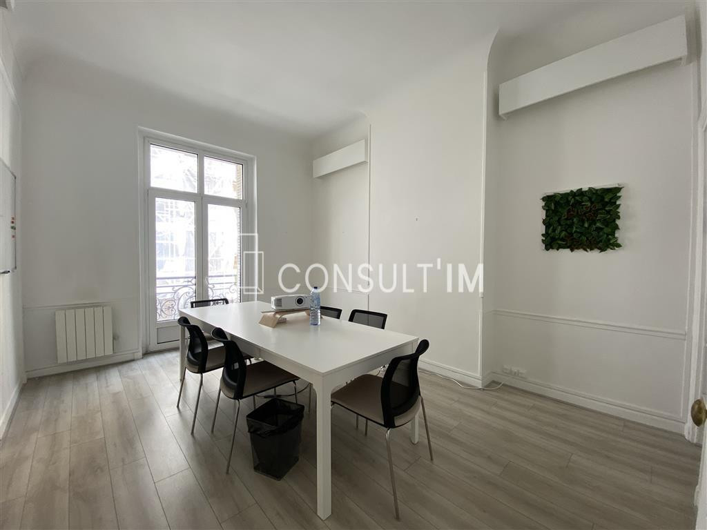 A deux pas de la Place de l'Opéra, à louer bureaux de 130m² avec de beaux volumes