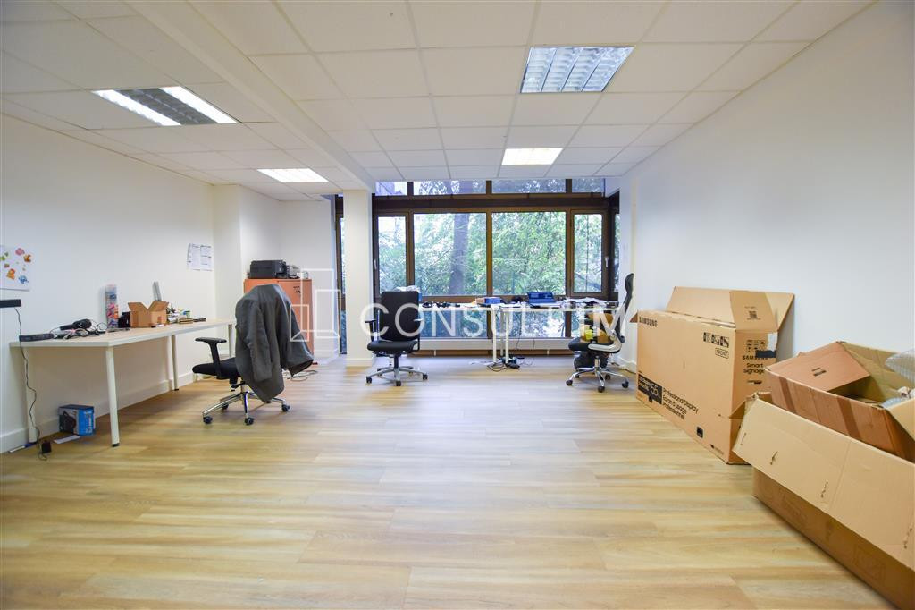 Place des fêtes à louer bureaux 148 m²