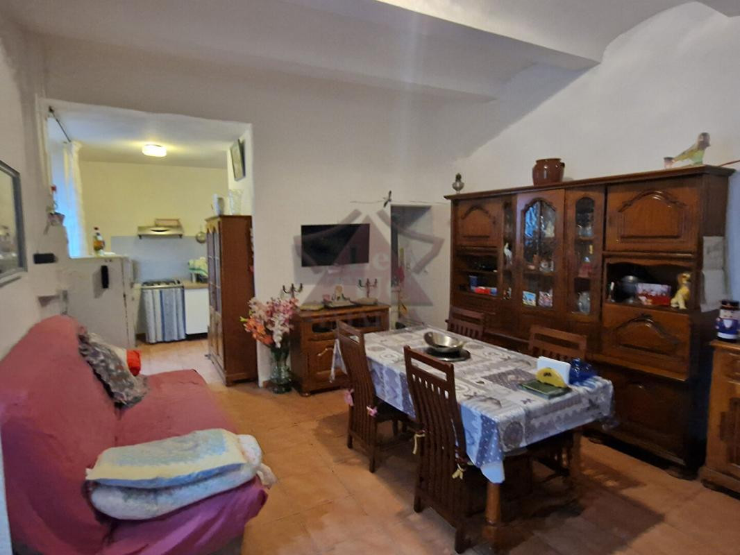 Immeuble avec 2 appartements loués et garages