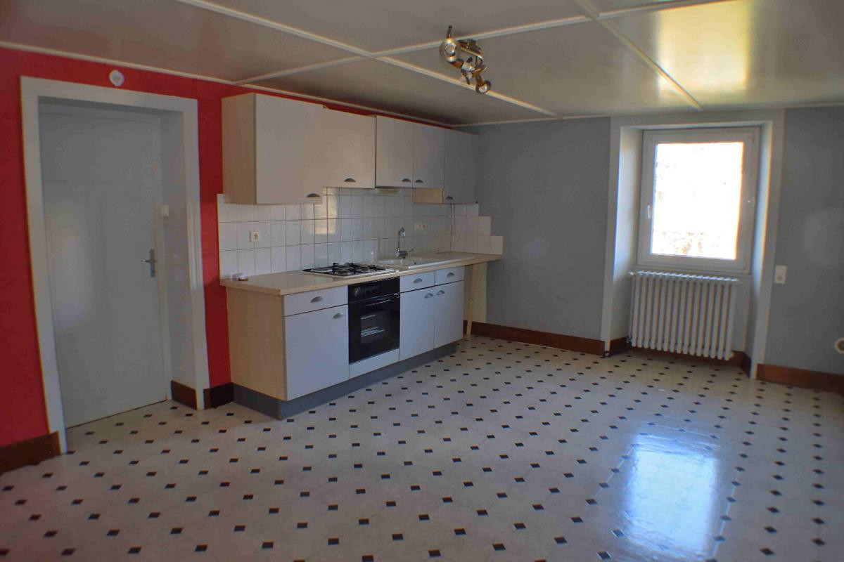 IMMEUBLE DE 4 APPARTEMENTS ET UN PLATEAU 436000 EUROS