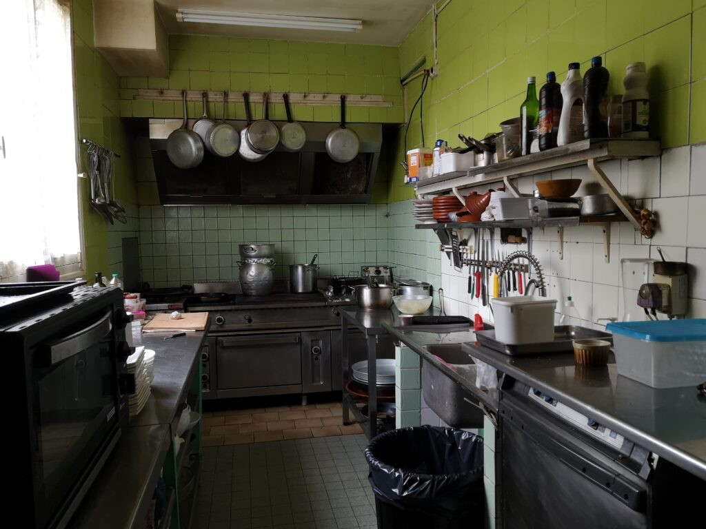 A VENDRE immeuble avec commerce et 4 appartements 28 110 LUCE
