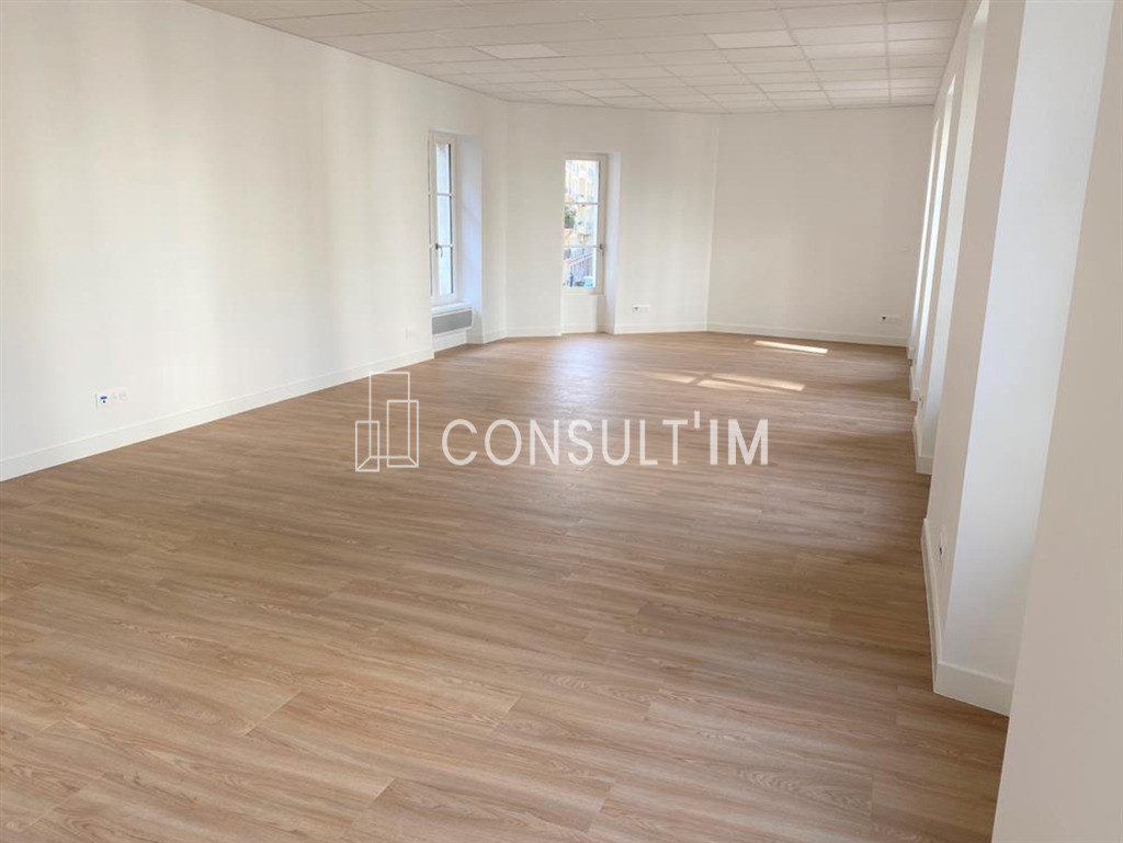 Bureaux en très bon état sur cour proche quai de seine