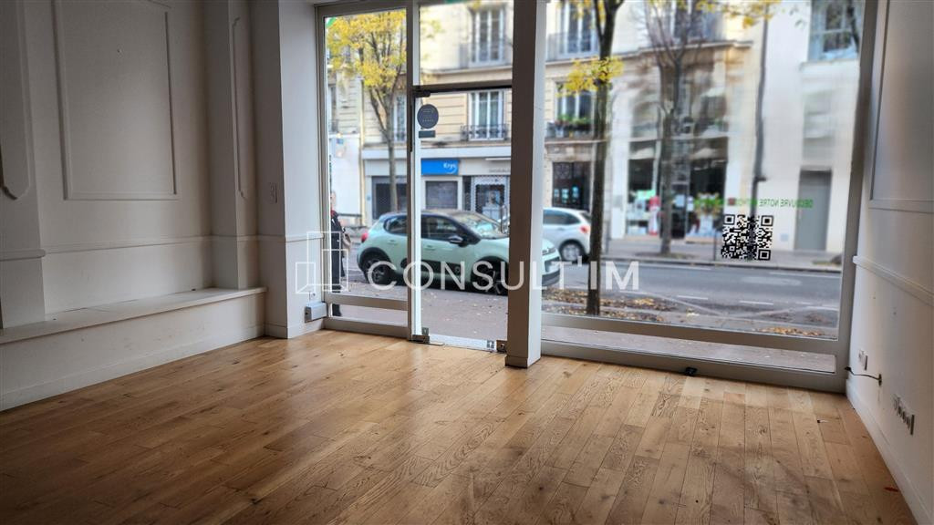 A louer boutique avec belle vitrine rue Ordener