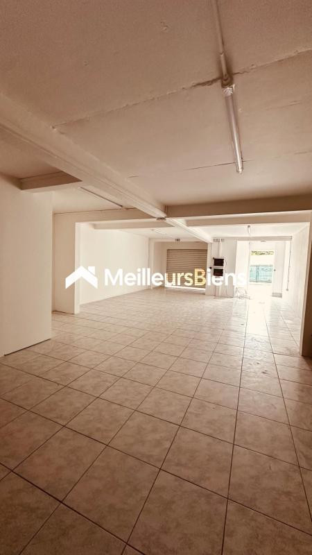 A LOUER GRAND LOCAL DE 106 M² RDC DANS IMMEUBLE AU LAMENTIN