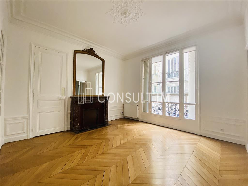 Locaux avec parquet, moulures et cheminées au sein d'un immeuble Haussmannien