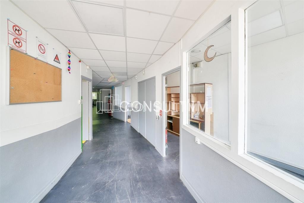 En exclusivité, à louer des locaux de 433 m² + parkings et boxes