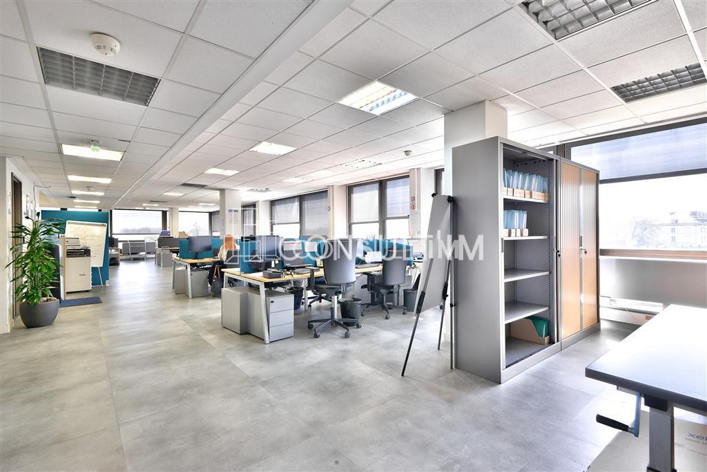 Au pied du Pont de St Cloud, beau plateau lumineux de 445 m² à louer