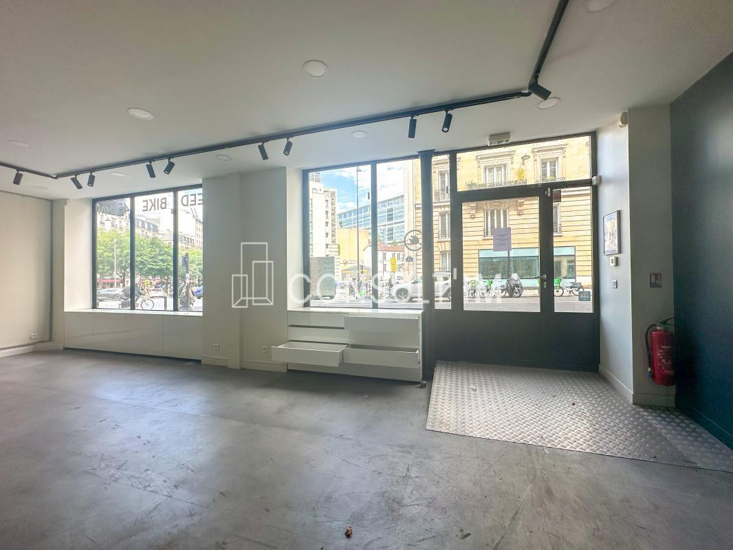 Boutique en location pure avec un très beau linéaire de vitrine