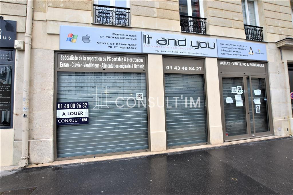 Boutique à louer en bail pur avec beau linéaire de 8m