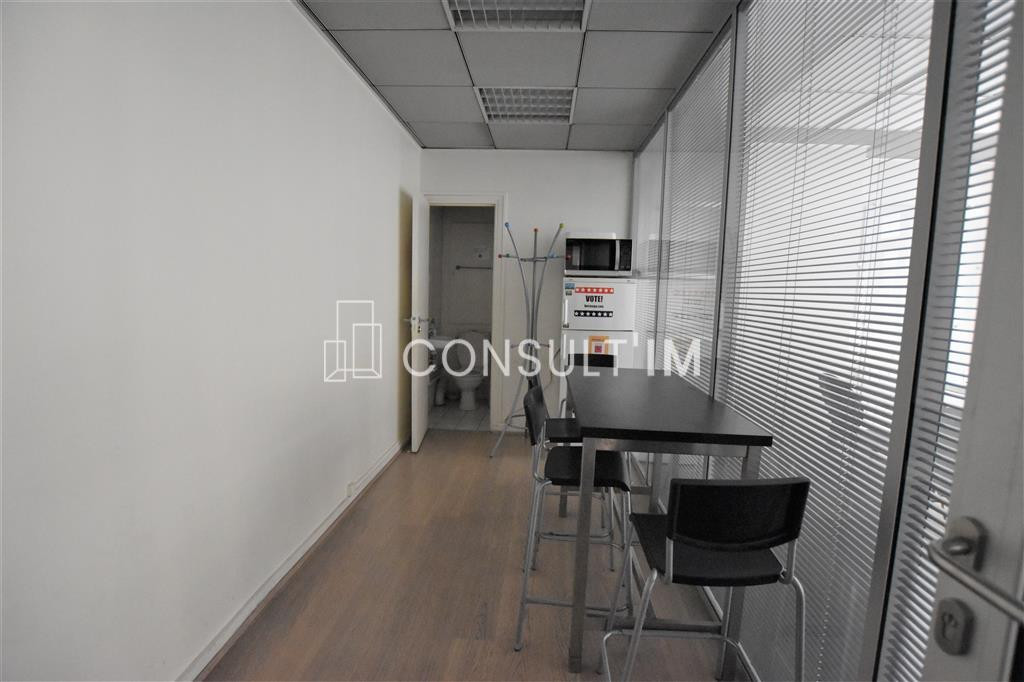 Bureaux en RDC donnant sur cour pavée
