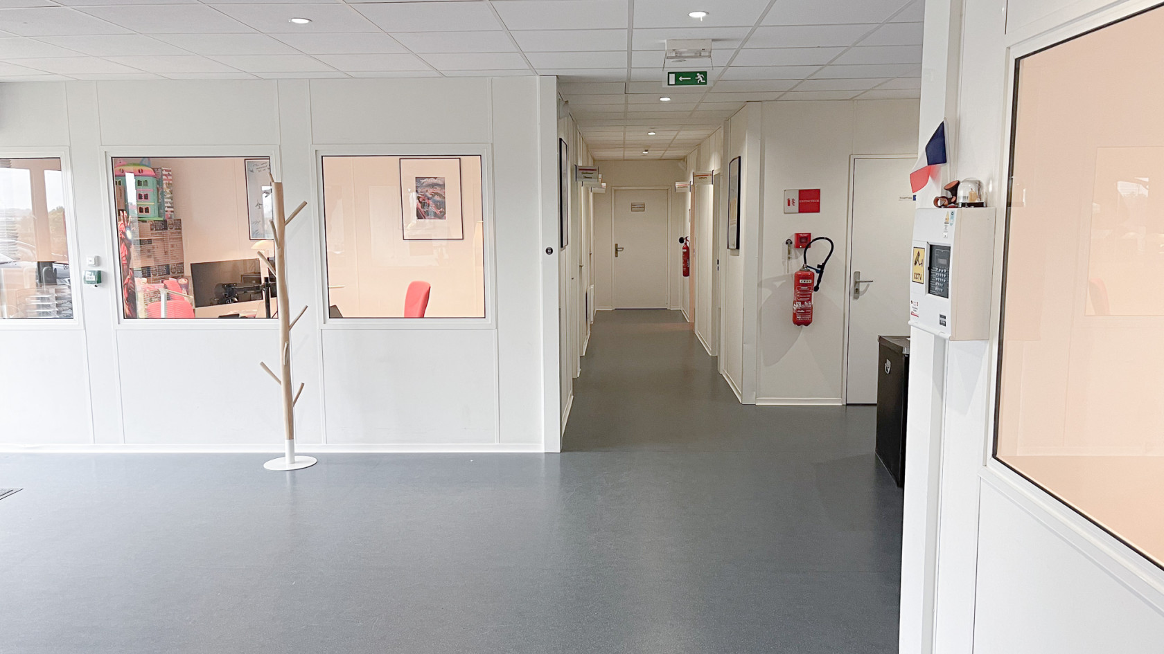 Local médical de 800 m² à Pigny (ZIP) – 10 bureaux, salle de conférence, parking privé, et potentiel d’évolution