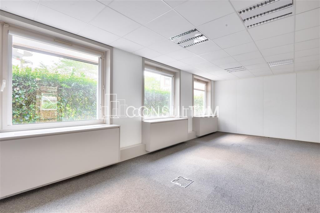 A proximité du Pont de Suresnes, à vendre des bureaux de 312 m² au RDC