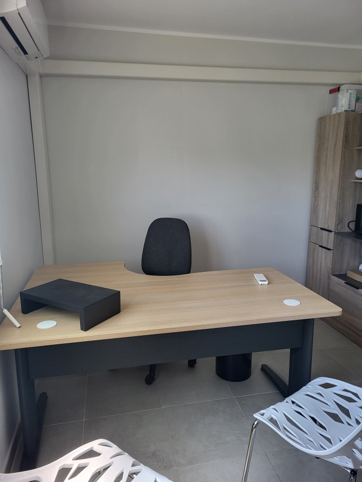 Bureau médical dans cabinet partagé