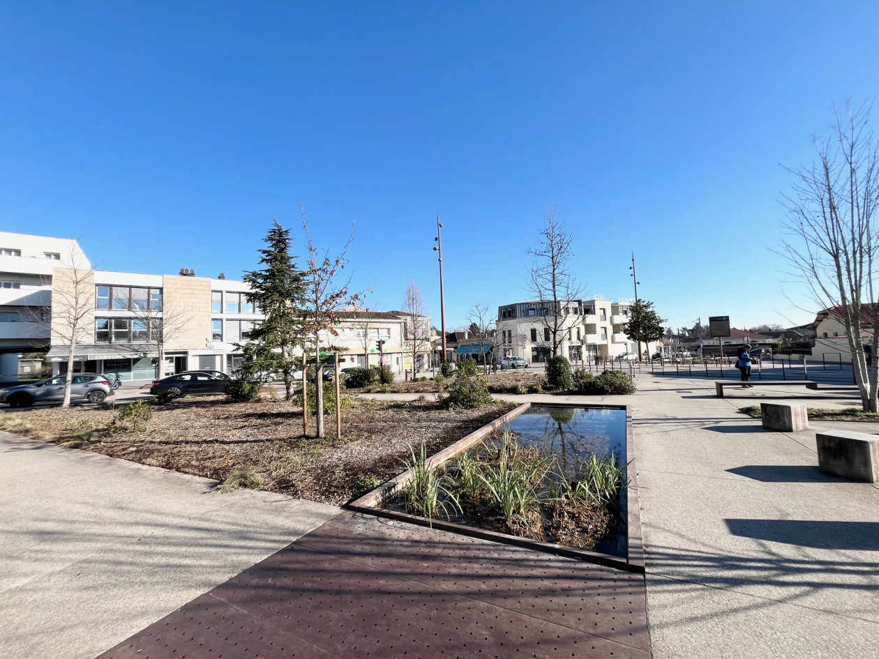 GRADIGNAN CENTRE DANS PÔLE DE SANTÉ LOCAL PROFESSIONNEL CLIMATISÉ 98 M² AVEC TERRASSE
