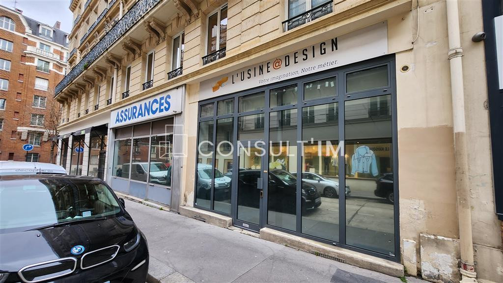 A l'angle de la rue d'Hauteville, locaux commerciaux à louer