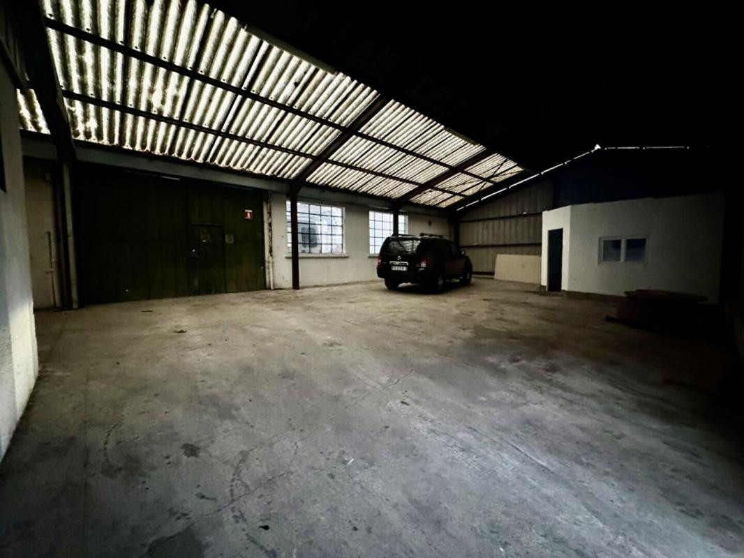 Local d'activité/stockage 879 m2 + appartement/bureaux 132 m2