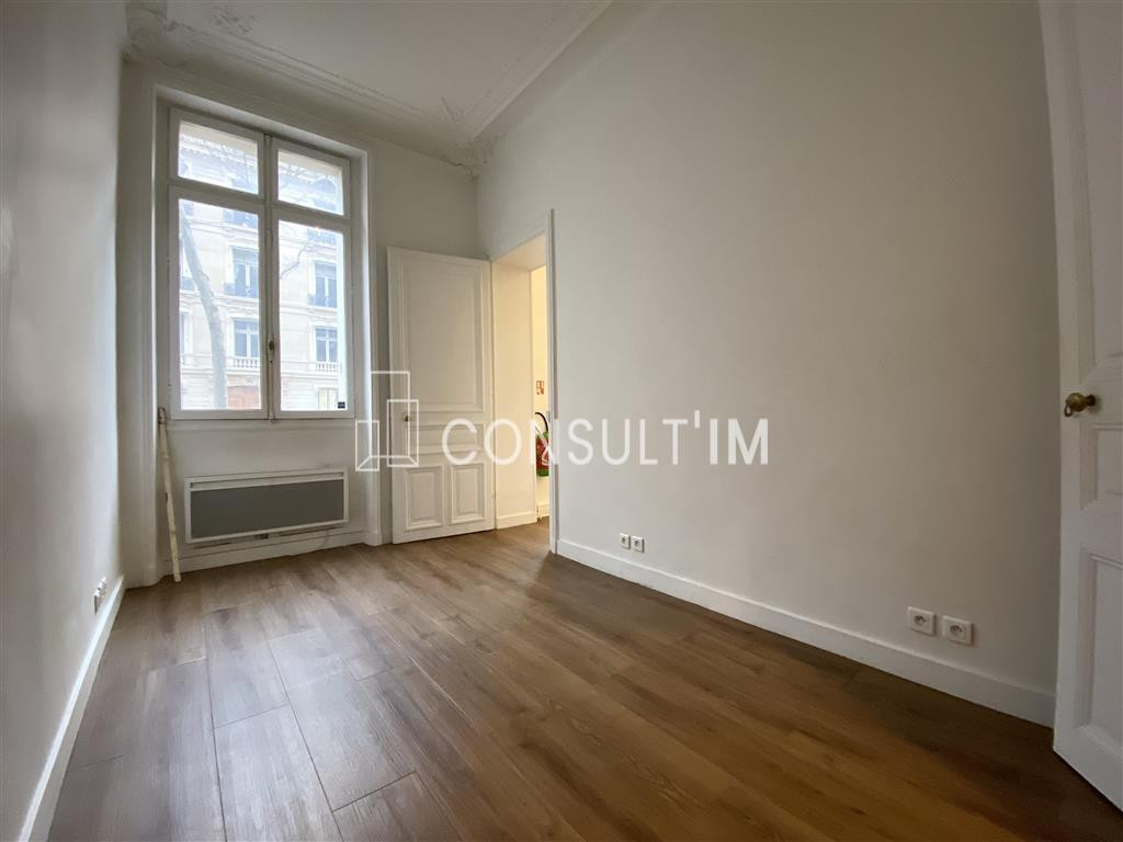 Bel actif de 38m² pour 4/5 postes en plein cœur du 8e arrondissement