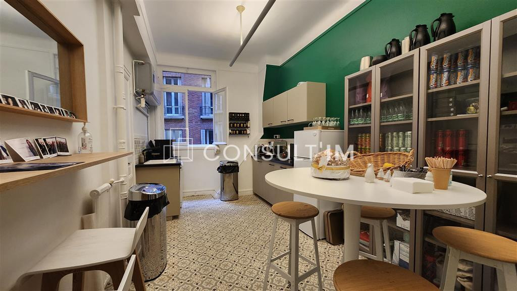A toute proximité de la Place de l'Etoile, plateau de bureaux à louer de 472 m² au 1er étage