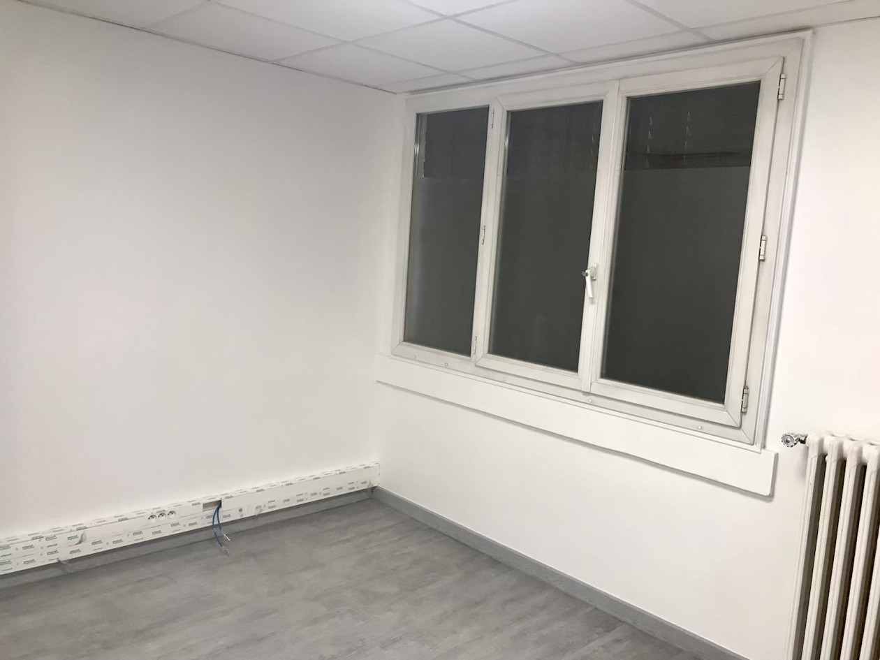 Locaux professionnels de 11 et 14 m² à louer au cœur de Châtillon (92), proche de Paris et facilement accessible en transports (métro ligne 13, tram T6, bus).