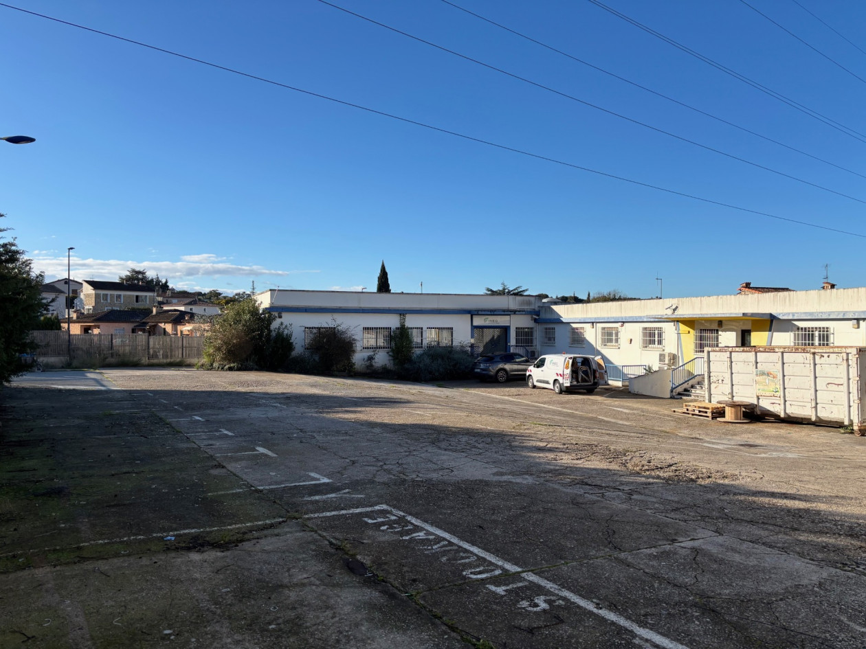 LOCAL DE 1000 m² - MOUGINS - 50 PL DE PARKING