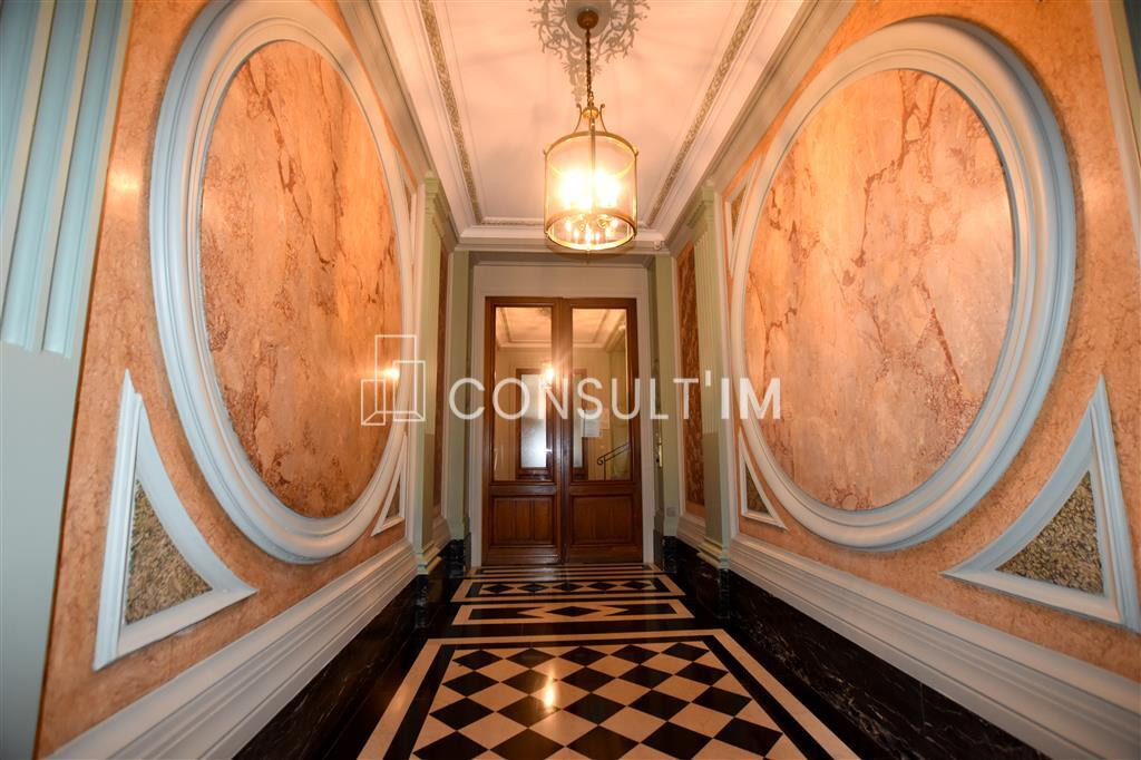 A louer belle surface de bureaux avec parquet, moulures et cheminées