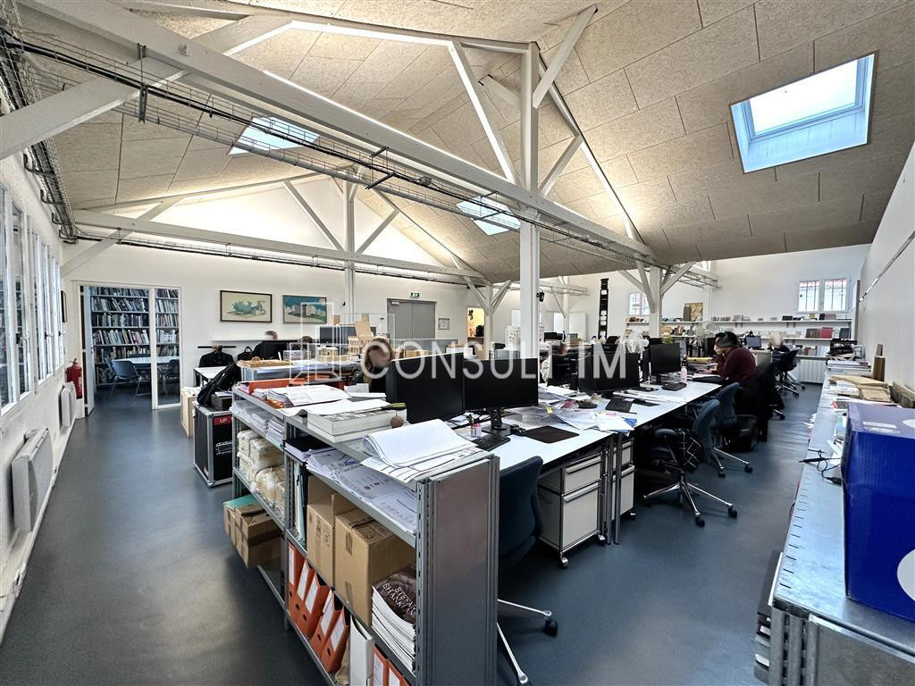 Bureaux dans un bel immeuble pierre et brique